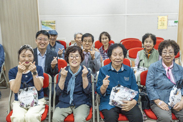 YTo1ODp7czo4OiJGaWxlTmFtZSI7czo0MDoiMGE4MmEwYjItYzg2Zi00MTRiLWJlOTktNTgwZGEyMTkxNTZhLmpwZyI7czoxMjoiRmlsZURhdGVUaW1lIjtpOjE3NDg1ODU2MTE7czo4OiJGaWxlU2l6ZSI7aTozMDkzNTcxO3M6ODoiRmlsZVR5cGUiO2k6MjtzOjg6Ik1pbWVUeXBlIjtzOjEwOiJpbWFnZS9qcGVnIjtzOjEzOiJTZWN0aW9uc0ZvdW5kIjtzOjMwOiJBTllfVEFHLCBJRkQwLCBUSFVNQk5BSUwsIEVYSUYiO3M6ODoiQ09NUFVURUQiO2E6OTp7czo0OiJodG1sIjtzOjI2OiJ3aWR0aD0iMTc0NSIgaGVpZ2h0PSIxMTYzIiI7czo2OiJIZWlnaHQiO2k6MTE2MztzOjU6IldpZHRoIjtpOjE3NDU7czo3OiJJc0NvbG9yIjtpOjE7czoxNzoiQnl0ZU9yZGVyTW90b3JvbGEiO2k6MDtzOjE1OiJBcGVydHVyZUZOdW1iZXIiO3M6NToiZi8yLjgiO3M6OToiQ29weXJpZ2h0IjtzOjQ6IllBQkMiO3M6MTg6IlRodW1ibmFpbC5GaWxlVHlwZSI7aToyO3M6MTg6IlRodW1ibmFpbC5NaW1lVHlwZSI7czoxMDoiaW1hZ2UvanBlZyI7fXM6NDoiTWFrZSI7czo0OiJTT05ZIjtzOjU6Ik1vZGVsIjtzOjg6IklMQ0UtN000IjtzOjExOiJYUmVzb2x1dGlvbiI7czo1OiIyNDAvMSI7czoxMToiWVJlc29sdXRpb24iO3M6NToiMjQwLzEiO3M6MTQ6IlJlc29sdXRpb25Vbml0IjtpOjI7czo4OiJTb2Z0d2FyZSI7czo1MjoiQWRvYmUgUGhvdG9zaG9wIExpZ2h0cm9vbSBDbGFzc2ljIDE0LjMuMSAoTWFjaW50b3NoKSI7czo4OiJEYXRlVGltZSI7czoxOToiMjAyNTowNTozMCAxNTowOToxOSI7czo2OiJBcnRpc3QiO3M6NzoiWUFCQ19TRyI7czo5OiJDb3B5cmlnaHQiO3M6NDoiWUFCQyI7czoxNjoiRXhpZl9JRkRfUG9pbnRlciI7aToyNTQ7czo5OiJUSFVNQk5BSUwiO2E6Njp7czoxMToiQ29tcHJlc3Npb24iO2k6NjtzOjExOiJYUmVzb2x1dGlvbiI7czo0OiI3Mi8xIjtzOjExOiJZUmVzb2x1dGlvbiI7czo0OiI3Mi8xIjtzOjE0OiJSZXNvbHV0aW9uVW5pdCI7aToyO3M6MjE6IkpQRUdJbnRlcmNoYW5nZUZvcm1hdCI7aToxMDQwO3M6Mjc6IkpQRUdJbnRlcmNoYW5nZUZvcm1hdExlbmd0aCI7aToxOTk0Nzt9czoxMjoiRXhwb3N1cmVUaW1lIjtzOjU6IjEvNjQwIjtzOjc6IkZOdW1iZXIiO3M6NToiMjgvMTAiO3M6MTU6IkV4cG9zdXJlUHJvZ3JhbSI7aToxO3M6MTU6IklTT1NwZWVkUmF0aW5ncyI7aToyMDAwO3M6MTk6IlVuZGVmaW5lZFRhZzoweDg4MzAiO2k6MjtzOjE5OiJVbmRlZmluZWRUYWc6MHg4ODMyIjtpOjIwMDA7czoxMToiRXhpZlZlcnNpb24iO3M6NDoiMDIzMiI7czoxNjoiRGF0ZVRpbWVPcmlnaW5hbCI7czoxOToiMjAyNTowNTozMCAxMjoyNzoxOSI7czoxNzoiRGF0ZVRpbWVEaWdpdGl6ZWQiO3M6MTk6IjIwMjU6MDU6MzAgMTI6Mjc6MTkiO3M6MTk6IlVuZGVmaW5lZFRhZzoweDkwMTAiO3M6NjoiKzA5OjAwIjtzOjE5OiJVbmRlZmluZWRUYWc6MHg5MDExIjtzOjY6IiswOTowMCI7czoxOToiVW5kZWZpbmVkVGFnOjB4OTAxMiI7czo2OiIrMDk6MDAiO3M6MTc6IlNodXR0ZXJTcGVlZFZhbHVlIjtzOjE1OiI5MzIxOTI4LzEwMDAwMDAiO3M6MTM6IkFwZXJ0dXJlVmFsdWUiO3M6MTU6IjI5NzA4NTQvMTAwMDAwMCI7czoxNToiQnJpZ2h0bmVzc1ZhbHVlIjtzOjk6IjU0NzQvMjU2MCI7czoxNzoiRXhwb3N1cmVCaWFzVmFsdWUiO3M6NDoiMC8xMCI7czoxNjoiTWF4QXBlcnR1cmVWYWx1ZSI7czo3OiI3NjAvMjU2IjtzOjEyOiJNZXRlcmluZ01vZGUiO2k6NTtzOjExOiJMaWdodFNvdXJjZSI7aTowO3M6NToiRmxhc2giO2k6MTY7czoxMToiRm9jYWxMZW5ndGgiO3M6NjoiNDEwLzEwIjtzOjE4OiJTdWJTZWNUaW1lT3JpZ2luYWwiO3M6MzoiMDcwIjtzOjE5OiJTdWJTZWNUaW1lRGlnaXRpemVkIjtzOjM6IjA3MCI7czoxMDoiQ29sb3JTcGFjZSI7aTo2NTUzNTtzOjIxOiJGb2NhbFBsYW5lWFJlc29sdXRpb24iO3M6MTQ6IjY0NDQ5MzM5LzMyNzY4IjtzOjIxOiJGb2NhbFBsYW5lWVJlc29sdXRpb24iO3M6MTQ6IjY0NDQ5MzM5LzMyNzY4IjtzOjI0OiJGb2NhbFBsYW5lUmVzb2x1dGlvblVuaXQiO2k6MztzOjEwOiJGaWxlU291cmNlIjtzOjE6IgMiO3M6OToiU2NlbmVUeXBlIjtzOjE6IgEiO3M6MTQ6IkN1c3RvbVJlbmRlcmVkIjtpOjA7czoxMjoiRXhwb3N1cmVNb2RlIjtpOjE7czoxMjoiV2hpdGVCYWxhbmNlIjtpOjE7czoxNjoiRGlnaXRhbFpvb21SYXRpbyI7czo1OiIxNi8xNiI7czoyMToiRm9jYWxMZW5ndGhJbjM1bW1GaWxtIjtpOjQxO3M6MTY6IlNjZW5lQ2FwdHVyZVR5cGUiO2k6MDtzOjg6IkNvbnRyYXN0IjtpOjA7czoxMDoiU2F0dXJhdGlvbiI7aTowO3M6OToiU2hhcnBuZXNzIjtpOjA7czoxOToiVW5kZWZpbmVkVGFnOjB4QTQzMiI7YTo0OntpOjA7czo2OiIyNDAvMTAiO2k6MTtzOjY6IjcwMC8xMCI7aToyO3M6NToiMjgvMTAiO2k6MztzOjU6IjI4LzEwIjt9czoxOToiVW5kZWZpbmVkVGFnOjB4QTQzNCI7czoyMToiRkUgMjQtNzBtbSBGMi44IEdNIElJIjt9