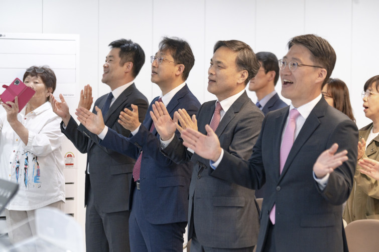 YTo1ODp7czo4OiJGaWxlTmFtZSI7czo0MDoiMTg4MzkxOTctMmQwNS00ZDMzLWI3M2ItZmZlYjljYjczMGY2LmpwZyI7czoxMjoiRmlsZURhdGVUaW1lIjtpOjE3NDcwOTY4OTY7czo4OiJGaWxlU2l6ZSI7aToxMTk5NDQyO3M6ODoiRmlsZVR5cGUiO2k6MjtzOjg6Ik1pbWVUeXBlIjtzOjEwOiJpbWFnZS9qcGVnIjtzOjEzOiJTZWN0aW9uc0ZvdW5kIjtzOjMwOiJBTllfVEFHLCBJRkQwLCBUSFVNQk5BSUwsIEVYSUYiO3M6ODoiQ09NUFVURUQiO2E6OTp7czo0OiJodG1sIjtzOjI2OiJ3aWR0aD0iMTc1MiIgaGVpZ2h0PSIxMTY4IiI7czo2OiJIZWlnaHQiO2k6MTE2ODtzOjU6IldpZHRoIjtpOjE3NTI7czo3OiJJc0NvbG9yIjtpOjE7czoxNzoiQnl0ZU9yZGVyTW90b3JvbGEiO2k6MDtzOjE1OiJBcGVydHVyZUZOdW1iZXIiO3M6NToiZi80LjAiO3M6OToiQ29weXJpZ2h0IjtzOjQ6IllBQkMiO3M6MTg6IlRodW1ibmFpbC5GaWxlVHlwZSI7aToyO3M6MTg6IlRodW1ibmFpbC5NaW1lVHlwZSI7czoxMDoiaW1hZ2UvanBlZyI7fXM6NDoiTWFrZSI7czo0OiJTT05ZIjtzOjU6Ik1vZGVsIjtzOjg6IklMQ0UtN000IjtzOjExOiJYUmVzb2x1dGlvbiI7czo1OiIyNDAvMSI7czoxMToiWVJlc29sdXRpb24iO3M6NToiMjQwLzEiO3M6MTQ6IlJlc29sdXRpb25Vbml0IjtpOjI7czo4OiJTb2Z0d2FyZSI7czo1MjoiQWRvYmUgUGhvdG9zaG9wIExpZ2h0cm9vbSBDbGFzc2ljIDE0LjMuMSAoTWFjaW50b3NoKSI7czo4OiJEYXRlVGltZSI7czoxOToiMjAyNTowNToxMSAyMToxMjo1OSI7czo2OiJBcnRpc3QiO3M6NzoiWUFCQ19TRyI7czo5OiJDb3B5cmlnaHQiO3M6NDoiWUFCQyI7czoxNjoiRXhpZl9JRkRfUG9pbnRlciI7aToyNTQ7czo5OiJUSFVNQk5BSUwiO2E6Njp7czoxMToiQ29tcHJlc3Npb24iO2k6NjtzOjExOiJYUmVzb2x1dGlvbiI7czo0OiI3Mi8xIjtzOjExOiJZUmVzb2x1dGlvbiI7czo0OiI3Mi8xIjtzOjE0OiJSZXNvbHV0aW9uVW5pdCI7aToyO3M6MjE6IkpQRUdJbnRlcmNoYW5nZUZvcm1hdCI7aToxMDQwO3M6Mjc6IkpQRUdJbnRlcmNoYW5nZUZvcm1hdExlbmd0aCI7aToxNDczNjt9czoxMjoiRXhwb3N1cmVUaW1lIjtzOjU6IjEvMjAwIjtzOjc6IkZOdW1iZXIiO3M6MzoiNC8xIjtzOjE1OiJFeHBvc3VyZVByb2dyYW0iO2k6MTtzOjE1OiJJU09TcGVlZFJhdGluZ3MiO2k6NjQwO3M6MTk6IlVuZGVmaW5lZFRhZzoweDg4MzAiO2k6MjtzOjE5OiJVbmRlZmluZWRUYWc6MHg4ODMyIjtpOjY0MDtzOjExOiJFeGlmVmVyc2lvbiI7czo0OiIwMjMyIjtzOjE2OiJEYXRlVGltZU9yaWdpbmFsIjtzOjE5OiIyMDI1OjA1OjExIDE1OjQ2OjE5IjtzOjE3OiJEYXRlVGltZURpZ2l0aXplZCI7czoxOToiMjAyNTowNToxMSAxNTo0NjoxOSI7czoxOToiVW5kZWZpbmVkVGFnOjB4OTAxMCI7czo2OiIrMDk6MDAiO3M6MTk6IlVuZGVmaW5lZFRhZzoweDkwMTEiO3M6NjoiKzA5OjAwIjtzOjE5OiJVbmRlZmluZWRUYWc6MHg5MDEyIjtzOjY6IiswOTowMCI7czoxNzoiU2h1dHRlclNwZWVkVmFsdWUiO3M6MTU6Ijc2NDM4NTYvMTAwMDAwMCI7czoxMzoiQXBlcnR1cmVWYWx1ZSI7czozOiI0LzEiO3M6MTU6IkJyaWdodG5lc3NWYWx1ZSI7czo5OiI1ODM0LzI1NjAiO3M6MTc6IkV4cG9zdXJlQmlhc1ZhbHVlIjtzOjQ6IjAvMTAiO3M6MTY6Ik1heEFwZXJ0dXJlVmFsdWUiO3M6ODoiMTAyNC8yNTYiO3M6MTI6Ik1ldGVyaW5nTW9kZSI7aTo1O3M6MTE6IkxpZ2h0U291cmNlIjtpOjA7czo1OiJGbGFzaCI7aToxMztzOjExOiJGb2NhbExlbmd0aCI7czo3OiIxMjEwLzEwIjtzOjE4OiJTdWJTZWNUaW1lT3JpZ2luYWwiO3M6MzoiNjAyIjtzOjE5OiJTdWJTZWNUaW1lRGlnaXRpemVkIjtzOjM6IjYwMiI7czoxMDoiQ29sb3JTcGFjZSI7aTo2NTUzNTtzOjIxOiJGb2NhbFBsYW5lWFJlc29sdXRpb24iO3M6MTQ6IjY0NDQ5MzM5LzMyNzY4IjtzOjIxOiJGb2NhbFBsYW5lWVJlc29sdXRpb24iO3M6MTQ6IjY0NDQ5MzM5LzMyNzY4IjtzOjI0OiJGb2NhbFBsYW5lUmVzb2x1dGlvblVuaXQiO2k6MztzOjEwOiJGaWxlU291cmNlIjtzOjE6IgMiO3M6OToiU2NlbmVUeXBlIjtzOjE6IgEiO3M6MTQ6IkN1c3RvbVJlbmRlcmVkIjtpOjA7czoxMjoiRXhwb3N1cmVNb2RlIjtpOjE7czoxMjoiV2hpdGVCYWxhbmNlIjtpOjE7czoxNjoiRGlnaXRhbFpvb21SYXRpbyI7czo1OiIxNi8xNiI7czoyMToiRm9jYWxMZW5ndGhJbjM1bW1GaWxtIjtpOjEyMTtzOjE2OiJTY2VuZUNhcHR1cmVUeXBlIjtpOjA7czo4OiJDb250cmFzdCI7aTowO3M6MTA6IlNhdHVyYXRpb24iO2k6MDtzOjk6IlNoYXJwbmVzcyI7aTowO3M6MTk6IlVuZGVmaW5lZFRhZzoweEE0MzIiO2E6NDp7aTowO3M6NjoiNzAwLzEwIjtpOjE7czo3OiIyMDAwLzEwIjtpOjI7czo1OiI0MC8xMCI7aTozO3M6NToiNDAvMTAiO31zOjE5OiJVbmRlZmluZWRUYWc6MHhBNDM0IjtzOjIwOiJGRSA3MC0yMDBtbSBGNCBHIE9TUyI7fQ==