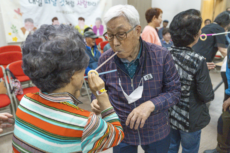 YTo1ODp7czo4OiJGaWxlTmFtZSI7czo0MDoiM2MxZjA5OTUtZDNjZi00NDVlLThlOWItZmIzMjE3ZThiNmNmLmpwZyI7czoxMjoiRmlsZURhdGVUaW1lIjtpOjE3NDg1ODU1MTc7czo4OiJGaWxlU2l6ZSI7aTozMzc3MTI3O3M6ODoiRmlsZVR5cGUiO2k6MjtzOjg6Ik1pbWVUeXBlIjtzOjEwOiJpbWFnZS9qcGVnIjtzOjEzOiJTZWN0aW9uc0ZvdW5kIjtzOjMwOiJBTllfVEFHLCBJRkQwLCBUSFVNQk5BSUwsIEVYSUYiO3M6ODoiQ09NUFVURUQiO2E6OTp7czo0OiJodG1sIjtzOjI2OiJ3aWR0aD0iMTc0NSIgaGVpZ2h0PSIxMTYzIiI7czo2OiJIZWlnaHQiO2k6MTE2MztzOjU6IldpZHRoIjtpOjE3NDU7czo3OiJJc0NvbG9yIjtpOjE7czoxNzoiQnl0ZU9yZGVyTW90b3JvbGEiO2k6MDtzOjE1OiJBcGVydHVyZUZOdW1iZXIiO3M6NToiZi8yLjgiO3M6OToiQ29weXJpZ2h0IjtzOjQ6IllBQkMiO3M6MTg6IlRodW1ibmFpbC5GaWxlVHlwZSI7aToyO3M6MTg6IlRodW1ibmFpbC5NaW1lVHlwZSI7czoxMDoiaW1hZ2UvanBlZyI7fXM6NDoiTWFrZSI7czo0OiJTT05ZIjtzOjU6Ik1vZGVsIjtzOjg6IklMQ0UtN000IjtzOjExOiJYUmVzb2x1dGlvbiI7czo1OiIyNDAvMSI7czoxMToiWVJlc29sdXRpb24iO3M6NToiMjQwLzEiO3M6MTQ6IlJlc29sdXRpb25Vbml0IjtpOjI7czo4OiJTb2Z0d2FyZSI7czo1MjoiQWRvYmUgUGhvdG9zaG9wIExpZ2h0cm9vbSBDbGFzc2ljIDE0LjMuMSAoTWFjaW50b3NoKSI7czo4OiJEYXRlVGltZSI7czoxOToiMjAyNTowNTozMCAxNTowOTowMCI7czo2OiJBcnRpc3QiO3M6NzoiWUFCQ19TRyI7czo5OiJDb3B5cmlnaHQiO3M6NDoiWUFCQyI7czoxNjoiRXhpZl9JRkRfUG9pbnRlciI7aToyNTQ7czo5OiJUSFVNQk5BSUwiO2E6Njp7czoxMToiQ29tcHJlc3Npb24iO2k6NjtzOjExOiJYUmVzb2x1dGlvbiI7czo0OiI3Mi8xIjtzOjExOiJZUmVzb2x1dGlvbiI7czo0OiI3Mi8xIjtzOjE0OiJSZXNvbHV0aW9uVW5pdCI7aToyO3M6MjE6IkpQRUdJbnRlcmNoYW5nZUZvcm1hdCI7aToxMDQwO3M6Mjc6IkpQRUdJbnRlcmNoYW5nZUZvcm1hdExlbmd0aCI7aToyMTg3NDt9czoxMjoiRXhwb3N1cmVUaW1lIjtzOjY6IjEvMTAwMCI7czo3OiJGTnVtYmVyIjtzOjU6IjI4LzEwIjtzOjE1OiJFeHBvc3VyZVByb2dyYW0iO2k6MTtzOjE1OiJJU09TcGVlZFJhdGluZ3MiO2k6MjAwMDtzOjE5OiJVbmRlZmluZWRUYWc6MHg4ODMwIjtpOjI7czoxOToiVW5kZWZpbmVkVGFnOjB4ODgzMiI7aToyMDAwO3M6MTE6IkV4aWZWZXJzaW9uIjtzOjQ6IjAyMzIiO3M6MTY6IkRhdGVUaW1lT3JpZ2luYWwiO3M6MTk6IjIwMjU6MDU6MzAgMTE6NTQ6MjQiO3M6MTc6IkRhdGVUaW1lRGlnaXRpemVkIjtzOjE5OiIyMDI1OjA1OjMwIDExOjU0OjI0IjtzOjE5OiJVbmRlZmluZWRUYWc6MHg5MDEwIjtzOjY6IiswOTowMCI7czoxOToiVW5kZWZpbmVkVGFnOjB4OTAxMSI7czo2OiIrMDk6MDAiO3M6MTk6IlVuZGVmaW5lZFRhZzoweDkwMTIiO3M6NjoiKzA5OjAwIjtzOjE3OiJTaHV0dGVyU3BlZWRWYWx1ZSI7czoxNToiOTk2NTc4NC8xMDAwMDAwIjtzOjEzOiJBcGVydHVyZVZhbHVlIjtzOjE1OiIyOTcwODU0LzEwMDAwMDAiO3M6MTU6IkJyaWdodG5lc3NWYWx1ZSI7czo5OiI0NDE0LzI1NjAiO3M6MTc6IkV4cG9zdXJlQmlhc1ZhbHVlIjtzOjQ6IjAvMTAiO3M6MTY6Ik1heEFwZXJ0dXJlVmFsdWUiO3M6NzoiNzYwLzI1NiI7czoxMjoiTWV0ZXJpbmdNb2RlIjtpOjU7czoxMToiTGlnaHRTb3VyY2UiO2k6MDtzOjU6IkZsYXNoIjtpOjE2O3M6MTE6IkZvY2FsTGVuZ3RoIjtzOjY6IjMwMC8xMCI7czoxODoiU3ViU2VjVGltZU9yaWdpbmFsIjtzOjM6IjcxMSI7czoxOToiU3ViU2VjVGltZURpZ2l0aXplZCI7czozOiI3MTEiO3M6MTA6IkNvbG9yU3BhY2UiO2k6NjU1MzU7czoyMToiRm9jYWxQbGFuZVhSZXNvbHV0aW9uIjtzOjE0OiI2NDQ0OTMzOS8zMjc2OCI7czoyMToiRm9jYWxQbGFuZVlSZXNvbHV0aW9uIjtzOjE0OiI2NDQ0OTMzOS8zMjc2OCI7czoyNDoiRm9jYWxQbGFuZVJlc29sdXRpb25Vbml0IjtpOjM7czoxMDoiRmlsZVNvdXJjZSI7czoxOiIDIjtzOjk6IlNjZW5lVHlwZSI7czoxOiIBIjtzOjE0OiJDdXN0b21SZW5kZXJlZCI7aTowO3M6MTI6IkV4cG9zdXJlTW9kZSI7aToxO3M6MTI6IldoaXRlQmFsYW5jZSI7aToxO3M6MTY6IkRpZ2l0YWxab29tUmF0aW8iO3M6NToiMTYvMTYiO3M6MjE6IkZvY2FsTGVuZ3RoSW4zNW1tRmlsbSI7aTozMDtzOjE2OiJTY2VuZUNhcHR1cmVUeXBlIjtpOjA7czo4OiJDb250cmFzdCI7aTowO3M6MTA6IlNhdHVyYXRpb24iO2k6MDtzOjk6IlNoYXJwbmVzcyI7aTowO3M6MTk6IlVuZGVmaW5lZFRhZzoweEE0MzIiO2E6NDp7aTowO3M6NjoiMjQwLzEwIjtpOjE7czo2OiI3MDAvMTAiO2k6MjtzOjU6IjI4LzEwIjtpOjM7czo1OiIyOC8xMCI7fXM6MTk6IlVuZGVmaW5lZFRhZzoweEE0MzQiO3M6MjE6IkZFIDI0LTcwbW0gRjIuOCBHTSBJSSI7fQ==