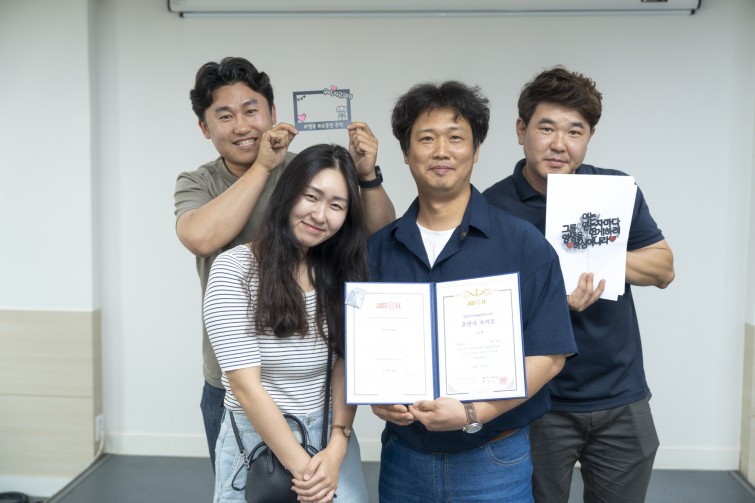 YTo1ODp7czo4OiJGaWxlTmFtZSI7czo0MDoiNDdhMjJkNWQtZDQ1ZS00ODQwLThiMTMtNDAwN2M5MjY3YmE5LmpwZyI7czoxMjoiRmlsZURhdGVUaW1lIjtpOjE3NDkzNjkwOTg7czo4OiJGaWxlU2l6ZSI7aToxMzIxNTE0O3M6ODoiRmlsZVR5cGUiO2k6MjtzOjg6Ik1pbWVUeXBlIjtzOjEwOiJpbWFnZS9qcGVnIjtzOjEzOiJTZWN0aW9uc0ZvdW5kIjtzOjMwOiJBTllfVEFHLCBJRkQwLCBUSFVNQk5BSUwsIEVYSUYiO3M6ODoiQ09NUFVURUQiO2E6OTp7czo0OiJodG1sIjtzOjI2OiJ3aWR0aD0iMTc1MiIgaGVpZ2h0PSIxMTY4IiI7czo2OiJIZWlnaHQiO2k6MTE2ODtzOjU6IldpZHRoIjtpOjE3NTI7czo3OiJJc0NvbG9yIjtpOjE7czoxNzoiQnl0ZU9yZGVyTW90b3JvbGEiO2k6MDtzOjE1OiJBcGVydHVyZUZOdW1iZXIiO3M6NToiZi8yLjgiO3M6OToiQ29weXJpZ2h0IjtzOjQ6IllBQkMiO3M6MTg6IlRodW1ibmFpbC5GaWxlVHlwZSI7aToyO3M6MTg6IlRodW1ibmFpbC5NaW1lVHlwZSI7czoxMDoiaW1hZ2UvanBlZyI7fXM6NDoiTWFrZSI7czo0OiJTT05ZIjtzOjU6Ik1vZGVsIjtzOjg6IklMQ0UtN000IjtzOjExOiJYUmVzb2x1dGlvbiI7czo1OiIyNDAvMSI7czoxMToiWVJlc29sdXRpb24iO3M6NToiMjQwLzEiO3M6MTQ6IlJlc29sdXRpb25Vbml0IjtpOjI7czo4OiJTb2Z0d2FyZSI7czo1MjoiQWRvYmUgUGhvdG9zaG9wIExpZ2h0cm9vbSBDbGFzc2ljIDE0LjMuMSAoTWFjaW50b3NoKSI7czo4OiJEYXRlVGltZSI7czoxOToiMjAyNTowNjowOCAxNjoyMzozNiI7czo2OiJBcnRpc3QiO3M6NzoiWUFCQ19TRyI7czo5OiJDb3B5cmlnaHQiO3M6NDoiWUFCQyI7czoxNjoiRXhpZl9JRkRfUG9pbnRlciI7aToyNTQ7czo5OiJUSFVNQk5BSUwiO2E6Njp7czoxMToiQ29tcHJlc3Npb24iO2k6NjtzOjExOiJYUmVzb2x1dGlvbiI7czo0OiI3Mi8xIjtzOjExOiJZUmVzb2x1dGlvbiI7czo0OiI3Mi8xIjtzOjE0OiJSZXNvbHV0aW9uVW5pdCI7aToyO3M6MjE6IkpQRUdJbnRlcmNoYW5nZUZvcm1hdCI7aToxMDQwO3M6Mjc6IkpQRUdJbnRlcmNoYW5nZUZvcm1hdExlbmd0aCI7aToxMjI3Nzt9czoxMjoiRXhwb3N1cmVUaW1lIjtzOjQ6IjEvNjAiO3M6NzoiRk51bWJlciI7czo1OiIyOC8xMCI7czoxNToiRXhwb3N1cmVQcm9ncmFtIjtpOjE7czoxNToiSVNPU3BlZWRSYXRpbmdzIjtpOjEyNTtzOjE5OiJVbmRlZmluZWRUYWc6MHg4ODMwIjtpOjI7czoxOToiVW5kZWZpbmVkVGFnOjB4ODgzMiI7aToxMjU7czoxMToiRXhpZlZlcnNpb24iO3M6NDoiMDIzMiI7czoxNjoiRGF0ZVRpbWVPcmlnaW5hbCI7czoxOToiMjAyNTowNjowOCAxNTo0MzoxMCI7czoxNzoiRGF0ZVRpbWVEaWdpdGl6ZWQiO3M6MTk6IjIwMjU6MDY6MDggMTU6NDM6MTAiO3M6MTk6IlVuZGVmaW5lZFRhZzoweDkwMTAiO3M6NjoiKzA5OjAwIjtzOjE5OiJVbmRlZmluZWRUYWc6MHg5MDExIjtzOjY6IiswOTowMCI7czoxOToiVW5kZWZpbmVkVGFnOjB4OTAxMiI7czo2OiIrMDk6MDAiO3M6MTc6IlNodXR0ZXJTcGVlZFZhbHVlIjtzOjE1OiI1OTA2ODkxLzEwMDAwMDAiO3M6MTM6IkFwZXJ0dXJlVmFsdWUiO3M6MTU6IjI5NzA4NTQvMTAwMDAwMCI7czoxNToiQnJpZ2h0bmVzc1ZhbHVlIjtzOjk6Ijg0MjQvMjU2MCI7czoxNzoiRXhwb3N1cmVCaWFzVmFsdWUiO3M6NDoiMC8xMCI7czoxNjoiTWF4QXBlcnR1cmVWYWx1ZSI7czo3OiI3NjAvMjU2IjtzOjEyOiJNZXRlcmluZ01vZGUiO2k6NTtzOjExOiJMaWdodFNvdXJjZSI7aTowO3M6NToiRmxhc2giO2k6MTM7czoxMToiRm9jYWxMZW5ndGgiO3M6NjoiNDAwLzEwIjtzOjE4OiJTdWJTZWNUaW1lT3JpZ2luYWwiO3M6MzoiMTAzIjtzOjE5OiJTdWJTZWNUaW1lRGlnaXRpemVkIjtzOjM6IjEwMyI7czoxMDoiQ29sb3JTcGFjZSI7aTo2NTUzNTtzOjIxOiJGb2NhbFBsYW5lWFJlc29sdXRpb24iO3M6MTQ6IjY0NDQ5MzM5LzMyNzY4IjtzOjIxOiJGb2NhbFBsYW5lWVJlc29sdXRpb24iO3M6MTQ6IjY0NDQ5MzM5LzMyNzY4IjtzOjI0OiJGb2NhbFBsYW5lUmVzb2x1dGlvblVuaXQiO2k6MztzOjEwOiJGaWxlU291cmNlIjtzOjE6IgMiO3M6OToiU2NlbmVUeXBlIjtzOjE6IgEiO3M6MTQ6IkN1c3RvbVJlbmRlcmVkIjtpOjA7czoxMjoiRXhwb3N1cmVNb2RlIjtpOjE7czoxMjoiV2hpdGVCYWxhbmNlIjtpOjE7czoxNjoiRGlnaXRhbFpvb21SYXRpbyI7czo1OiIxNi8xNiI7czoyMToiRm9jYWxMZW5ndGhJbjM1bW1GaWxtIjtpOjQwO3M6MTY6IlNjZW5lQ2FwdHVyZVR5cGUiO2k6MDtzOjg6IkNvbnRyYXN0IjtpOjA7czoxMDoiU2F0dXJhdGlvbiI7aTowO3M6OToiU2hhcnBuZXNzIjtpOjA7czoxOToiVW5kZWZpbmVkVGFnOjB4QTQzMiI7YTo0OntpOjA7czo2OiIyNDAvMTAiO2k6MTtzOjY6IjcwMC8xMCI7aToyO3M6NToiMjgvMTAiO2k6MztzOjU6IjI4LzEwIjt9czoxOToiVW5kZWZpbmVkVGFnOjB4QTQzNCI7czoyMToiRkUgMjQtNzBtbSBGMi44IEdNIElJIjt9