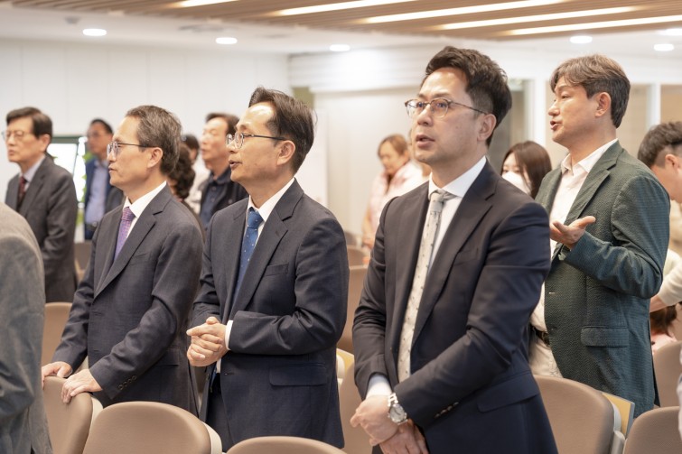 YTo1ODp7czo4OiJGaWxlTmFtZSI7czo0MDoiNWNiYTZhMjUtY2RkMS00NzgxLWI2NDAtNWIyZTMzYjkyNDI0LmpwZyI7czoxMjoiRmlsZURhdGVUaW1lIjtpOjE3NDcwOTY4OTc7czo4OiJGaWxlU2l6ZSI7aToxMTk4MzIzO3M6ODoiRmlsZVR5cGUiO2k6MjtzOjg6Ik1pbWVUeXBlIjtzOjEwOiJpbWFnZS9qcGVnIjtzOjEzOiJTZWN0aW9uc0ZvdW5kIjtzOjMwOiJBTllfVEFHLCBJRkQwLCBUSFVNQk5BSUwsIEVYSUYiO3M6ODoiQ09NUFVURUQiO2E6OTp7czo0OiJodG1sIjtzOjI2OiJ3aWR0aD0iMTcwNyIgaGVpZ2h0PSIxMTM4IiI7czo2OiJIZWlnaHQiO2k6MTEzODtzOjU6IldpZHRoIjtpOjE3MDc7czo3OiJJc0NvbG9yIjtpOjE7czoxNzoiQnl0ZU9yZGVyTW90b3JvbGEiO2k6MDtzOjE1OiJBcGVydHVyZUZOdW1iZXIiO3M6NToiZi8yLjgiO3M6OToiQ29weXJpZ2h0IjtzOjQ6IllBQkMiO3M6MTg6IlRodW1ibmFpbC5GaWxlVHlwZSI7aToyO3M6MTg6IlRodW1ibmFpbC5NaW1lVHlwZSI7czoxMDoiaW1hZ2UvanBlZyI7fXM6NDoiTWFrZSI7czo0OiJTT05ZIjtzOjU6Ik1vZGVsIjtzOjg6IklMQ0UtN000IjtzOjExOiJYUmVzb2x1dGlvbiI7czo1OiIyNDAvMSI7czoxMToiWVJlc29sdXRpb24iO3M6NToiMjQwLzEiO3M6MTQ6IlJlc29sdXRpb25Vbml0IjtpOjI7czo4OiJTb2Z0d2FyZSI7czo1MjoiQWRvYmUgUGhvdG9zaG9wIExpZ2h0cm9vbSBDbGFzc2ljIDE0LjMuMSAoTWFjaW50b3NoKSI7czo4OiJEYXRlVGltZSI7czoxOToiMjAyNTowNToxMSAyMToxMzowMSI7czo2OiJBcnRpc3QiO3M6NzoiWUFCQ19TRyI7czo5OiJDb3B5cmlnaHQiO3M6NDoiWUFCQyI7czoxNjoiRXhpZl9JRkRfUG9pbnRlciI7aToyNTQ7czo5OiJUSFVNQk5BSUwiO2E6Njp7czoxMToiQ29tcHJlc3Npb24iO2k6NjtzOjExOiJYUmVzb2x1dGlvbiI7czo0OiI3Mi8xIjtzOjExOiJZUmVzb2x1dGlvbiI7czo0OiI3Mi8xIjtzOjE0OiJSZXNvbHV0aW9uVW5pdCI7aToyO3M6MjE6IkpQRUdJbnRlcmNoYW5nZUZvcm1hdCI7aToxMDQwO3M6Mjc6IkpQRUdJbnRlcmNoYW5nZUZvcm1hdExlbmd0aCI7aToxNjg3Nzt9czoxMjoiRXhwb3N1cmVUaW1lIjtzOjQ6IjEvNjAiO3M6NzoiRk51bWJlciI7czo1OiIyOC8xMCI7czoxNToiRXhwb3N1cmVQcm9ncmFtIjtpOjE7czoxNToiSVNPU3BlZWRSYXRpbmdzIjtpOjMyMDtzOjE5OiJVbmRlZmluZWRUYWc6MHg4ODMwIjtpOjI7czoxOToiVW5kZWZpbmVkVGFnOjB4ODgzMiI7aTozMjA7czoxMToiRXhpZlZlcnNpb24iO3M6NDoiMDIzMiI7czoxNjoiRGF0ZVRpbWVPcmlnaW5hbCI7czoxOToiMjAyNTowNToxMSAxNTo1MToyMCI7czoxNzoiRGF0ZVRpbWVEaWdpdGl6ZWQiO3M6MTk6IjIwMjU6MDU6MTEgMTU6NTE6MjAiO3M6MTk6IlVuZGVmaW5lZFRhZzoweDkwMTAiO3M6NjoiKzA5OjAwIjtzOjE5OiJVbmRlZmluZWRUYWc6MHg5MDExIjtzOjY6IiswOTowMCI7czoxOToiVW5kZWZpbmVkVGFnOjB4OTAxMiI7czo2OiIrMDk6MDAiO3M6MTc6IlNodXR0ZXJTcGVlZFZhbHVlIjtzOjE1OiI1OTA2ODkxLzEwMDAwMDAiO3M6MTM6IkFwZXJ0dXJlVmFsdWUiO3M6MTU6IjI5NzA4NTQvMTAwMDAwMCI7czoxNToiQnJpZ2h0bmVzc1ZhbHVlIjtzOjk6IjY4MTQvMjU2MCI7czoxNzoiRXhwb3N1cmVCaWFzVmFsdWUiO3M6NDoiMC8xMCI7czoxNjoiTWF4QXBlcnR1cmVWYWx1ZSI7czo3OiI3NjAvMjU2IjtzOjEyOiJNZXRlcmluZ01vZGUiO2k6NTtzOjExOiJMaWdodFNvdXJjZSI7aTowO3M6NToiRmxhc2giO2k6MTM7czoxMToiRm9jYWxMZW5ndGgiO3M6NjoiNjMwLzEwIjtzOjE4OiJTdWJTZWNUaW1lT3JpZ2luYWwiO3M6MzoiMTU5IjtzOjE5OiJTdWJTZWNUaW1lRGlnaXRpemVkIjtzOjM6IjE1OSI7czoxMDoiQ29sb3JTcGFjZSI7aTo2NTUzNTtzOjIxOiJGb2NhbFBsYW5lWFJlc29sdXRpb24iO3M6MTQ6IjY0NDQ5MzM5LzMyNzY4IjtzOjIxOiJGb2NhbFBsYW5lWVJlc29sdXRpb24iO3M6MTQ6IjY0NDQ5MzM5LzMyNzY4IjtzOjI0OiJGb2NhbFBsYW5lUmVzb2x1dGlvblVuaXQiO2k6MztzOjEwOiJGaWxlU291cmNlIjtzOjE6IgMiO3M6OToiU2NlbmVUeXBlIjtzOjE6IgEiO3M6MTQ6IkN1c3RvbVJlbmRlcmVkIjtpOjA7czoxMjoiRXhwb3N1cmVNb2RlIjtpOjE7czoxMjoiV2hpdGVCYWxhbmNlIjtpOjE7czoxNjoiRGlnaXRhbFpvb21SYXRpbyI7czo1OiIxNi8xNiI7czoyMToiRm9jYWxMZW5ndGhJbjM1bW1GaWxtIjtpOjYzO3M6MTY6IlNjZW5lQ2FwdHVyZVR5cGUiO2k6MDtzOjg6IkNvbnRyYXN0IjtpOjA7czoxMDoiU2F0dXJhdGlvbiI7aTowO3M6OToiU2hhcnBuZXNzIjtpOjA7czoxOToiVW5kZWZpbmVkVGFnOjB4QTQzMiI7YTo0OntpOjA7czo2OiIyNDAvMTAiO2k6MTtzOjY6IjcwMC8xMCI7aToyO3M6NToiMjgvMTAiO2k6MztzOjU6IjI4LzEwIjt9czoxOToiVW5kZWZpbmVkVGFnOjB4QTQzNCI7czoyMToiRkUgMjQtNzBtbSBGMi44IEdNIElJIjt9