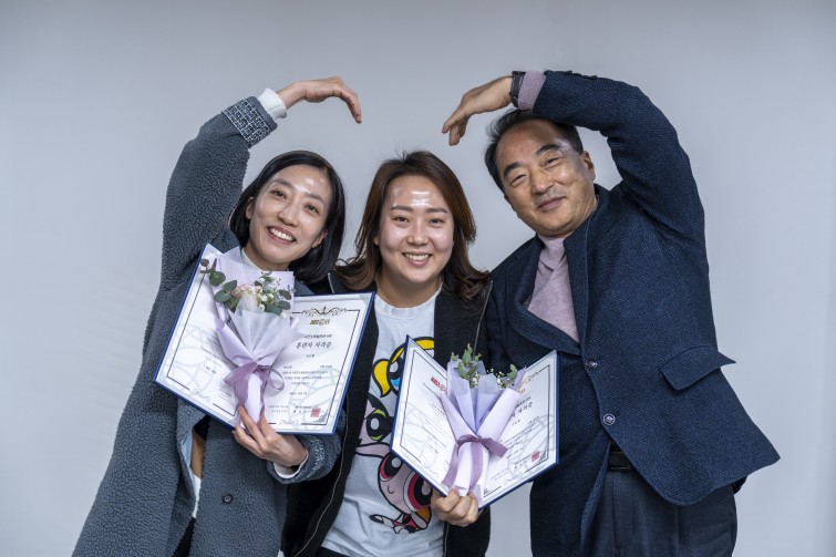 YTo1ODp7czo4OiJGaWxlTmFtZSI7czo0MDoiNjVjMTUyOTEtMzViNC00NTU1LWFlYzYtMzkxY2Q2ZmJlMmFhLmpwZyI7czoxMjoiRmlsZURhdGVUaW1lIjtpOjE3NjUxNjY5NzM7czo4OiJGaWxlU2l6ZSI7aToyNDc4MjI1O3M6ODoiRmlsZVR5cGUiO2k6MjtzOjg6Ik1pbWVUeXBlIjtzOjEwOiJpbWFnZS9qcGVnIjtzOjEzOiJTZWN0aW9uc0ZvdW5kIjtzOjMwOiJBTllfVEFHLCBJRkQwLCBUSFVNQk5BSUwsIEVYSUYiO3M6ODoiQ09NUFVURUQiO2E6OTp7czo0OiJodG1sIjtzOjI2OiJ3aWR0aD0iMjQwMCIgaGVpZ2h0PSIxNjAwIiI7czo2OiJIZWlnaHQiO2k6MTYwMDtzOjU6IldpZHRoIjtpOjI0MDA7czo3OiJJc0NvbG9yIjtpOjE7czoxNzoiQnl0ZU9yZGVyTW90b3JvbGEiO2k6MDtzOjE1OiJBcGVydHVyZUZOdW1iZXIiO3M6NToiZi8zLjIiO3M6OToiQ29weXJpZ2h0IjtzOjQ6IllBQkMiO3M6MTg6IlRodW1ibmFpbC5GaWxlVHlwZSI7aToyO3M6MTg6IlRodW1ibmFpbC5NaW1lVHlwZSI7czoxMDoiaW1hZ2UvanBlZyI7fXM6NDoiTWFrZSI7czo0OiJTT05ZIjtzOjU6Ik1vZGVsIjtzOjg6IklMQ0UtN000IjtzOjExOiJYUmVzb2x1dGlvbiI7czo1OiIyNDAvMSI7czoxMToiWVJlc29sdXRpb24iO3M6NToiMjQwLzEiO3M6MTQ6IlJlc29sdXRpb25Vbml0IjtpOjI7czo4OiJTb2Z0d2FyZSI7czo1MjoiQWRvYmUgUGhvdG9zaG9wIExpZ2h0cm9vbSBDbGFzc2ljIDE0LjEuMSAoTWFjaW50b3NoKSI7czo4OiJEYXRlVGltZSI7czoxOToiMjAyNToxMjowOCAxMzowOToyMCI7czo2OiJBcnRpc3QiO3M6NzoiWUFCQ19TRyI7czo5OiJDb3B5cmlnaHQiO3M6NDoiWUFCQyI7czoxNjoiRXhpZl9JRkRfUG9pbnRlciI7aToyNTQ7czo5OiJUSFVNQk5BSUwiO2E6Njp7czoxMToiQ29tcHJlc3Npb24iO2k6NjtzOjExOiJYUmVzb2x1dGlvbiI7czo0OiI3Mi8xIjtzOjExOiJZUmVzb2x1dGlvbiI7czo0OiI3Mi8xIjtzOjE0OiJSZXNvbHV0aW9uVW5pdCI7aToyO3M6MjE6IkpQRUdJbnRlcmNoYW5nZUZvcm1hdCI7aToxMDQwO3M6Mjc6IkpQRUdJbnRlcmNoYW5nZUZvcm1hdExlbmd0aCI7aToxMjU0NTt9czoxMjoiRXhwb3N1cmVUaW1lIjtzOjQ6IjEvNjAiO3M6NzoiRk51bWJlciI7czo1OiIzMi8xMCI7czoxNToiRXhwb3N1cmVQcm9ncmFtIjtpOjE7czoxNToiSVNPU3BlZWRSYXRpbmdzIjtpOjEwMDtzOjE5OiJVbmRlZmluZWRUYWc6MHg4ODMwIjtpOjI7czoxOToiVW5kZWZpbmVkVGFnOjB4ODgzMiI7aToxMDA7czoxMToiRXhpZlZlcnNpb24iO3M6NDoiMDIzMiI7czoxNjoiRGF0ZVRpbWVPcmlnaW5hbCI7czoxOToiMjAyNToxMjowNyAxNTo1MjozOSI7czoxNzoiRGF0ZVRpbWVEaWdpdGl6ZWQiO3M6MTk6IjIwMjU6MTI6MDcgMTU6NTI6MzkiO3M6MTk6IlVuZGVmaW5lZFRhZzoweDkwMTAiO3M6NjoiKzA5OjAwIjtzOjE5OiJVbmRlZmluZWRUYWc6MHg5MDExIjtzOjY6IiswOTowMCI7czoxOToiVW5kZWZpbmVkVGFnOjB4OTAxMiI7czo2OiIrMDk6MDAiO3M6MTc6IlNodXR0ZXJTcGVlZFZhbHVlIjtzOjE1OiI1OTA2ODkxLzEwMDAwMDAiO3M6MTM6IkFwZXJ0dXJlVmFsdWUiO3M6MTU6IjMzNTYxNDQvMTAwMDAwMCI7czoxNToiQnJpZ2h0bmVzc1ZhbHVlIjtzOjk6Ijc1NTQvMjU2MCI7czoxNzoiRXhwb3N1cmVCaWFzVmFsdWUiO3M6NDoiMC8xMCI7czoxNjoiTWF4QXBlcnR1cmVWYWx1ZSI7czo3OiI3NjAvMjU2IjtzOjEyOiJNZXRlcmluZ01vZGUiO2k6NTtzOjExOiJMaWdodFNvdXJjZSI7aTowO3M6NToiRmxhc2giO2k6MTM7czoxMToiRm9jYWxMZW5ndGgiO3M6NjoiNDgwLzEwIjtzOjE4OiJTdWJTZWNUaW1lT3JpZ2luYWwiO3M6MzoiNzUyIjtzOjE5OiJTdWJTZWNUaW1lRGlnaXRpemVkIjtzOjM6Ijc1MiI7czoxMDoiQ29sb3JTcGFjZSI7aTo2NTUzNTtzOjIxOiJGb2NhbFBsYW5lWFJlc29sdXRpb24iO3M6MTQ6IjY0NDQ5MzM5LzMyNzY4IjtzOjIxOiJGb2NhbFBsYW5lWVJlc29sdXRpb24iO3M6MTQ6IjY0NDQ5MzM5LzMyNzY4IjtzOjI0OiJGb2NhbFBsYW5lUmVzb2x1dGlvblVuaXQiO2k6MztzOjEwOiJGaWxlU291cmNlIjtzOjE6IgMiO3M6OToiU2NlbmVUeXBlIjtzOjE6IgEiO3M6MTQ6IkN1c3RvbVJlbmRlcmVkIjtpOjA7czoxMjoiRXhwb3N1cmVNb2RlIjtpOjE7czoxMjoiV2hpdGVCYWxhbmNlIjtpOjE7czoxNjoiRGlnaXRhbFpvb21SYXRpbyI7czo1OiIxNi8xNiI7czoyMToiRm9jYWxMZW5ndGhJbjM1bW1GaWxtIjtpOjQ4O3M6MTY6IlNjZW5lQ2FwdHVyZVR5cGUiO2k6MDtzOjg6IkNvbnRyYXN0IjtpOjA7czoxMDoiU2F0dXJhdGlvbiI7aTowO3M6OToiU2hhcnBuZXNzIjtpOjA7czoxOToiVW5kZWZpbmVkVGFnOjB4QTQzMiI7YTo0OntpOjA7czo2OiIyNDAvMTAiO2k6MTtzOjY6IjcwMC8xMCI7aToyO3M6NToiMjgvMTAiO2k6MztzOjU6IjI4LzEwIjt9czoxOToiVW5kZWZpbmVkVGFnOjB4QTQzNCI7czoyMToiRkUgMjQtNzBtbSBGMi44IEdNIElJIjt9