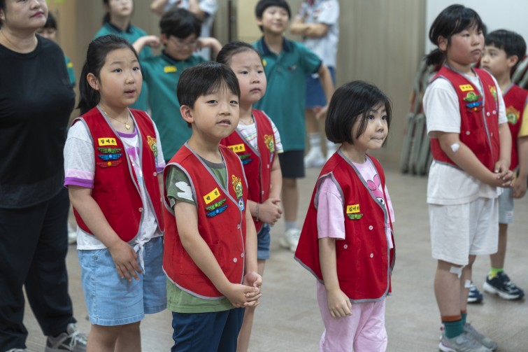 YTo1ODp7czo4OiJGaWxlTmFtZSI7czo0MDoiZDI4NGFkODgtMDU2Yi00YzcxLThkZDktNjc2NjQxNzgyYzhjLmpwZyI7czoxMjoiRmlsZURhdGVUaW1lIjtpOjE3NTA0ODMyMjQ7czo4OiJGaWxlU2l6ZSI7aToxMzE0NTI1O3M6ODoiRmlsZVR5cGUiO2k6MjtzOjg6Ik1pbWVUeXBlIjtzOjEwOiJpbWFnZS9qcGVnIjtzOjEzOiJTZWN0aW9uc0ZvdW5kIjtzOjMwOiJBTllfVEFHLCBJRkQwLCBUSFVNQk5BSUwsIEVYSUYiO3M6ODoiQ09NUFVURUQiO2E6OTp7czo0OiJodG1sIjtzOjI2OiJ3aWR0aD0iMTc1MiIgaGVpZ2h0PSIxMTY4IiI7czo2OiJIZWlnaHQiO2k6MTE2ODtzOjU6IldpZHRoIjtpOjE3NTI7czo3OiJJc0NvbG9yIjtpOjE7czoxNzoiQnl0ZU9yZGVyTW90b3JvbGEiO2k6MDtzOjE1OiJBcGVydHVyZUZOdW1iZXIiO3M6NToiZi8yLjgiO3M6OToiQ29weXJpZ2h0IjtzOjQ6IllBQkMiO3M6MTg6IlRodW1ibmFpbC5GaWxlVHlwZSI7aToyO3M6MTg6IlRodW1ibmFpbC5NaW1lVHlwZSI7czoxMDoiaW1hZ2UvanBlZyI7fXM6NDoiTWFrZSI7czo0OiJTT05ZIjtzOjU6Ik1vZGVsIjtzOjg6IklMQ0UtN000IjtzOjExOiJYUmVzb2x1dGlvbiI7czo1OiIyNDAvMSI7czoxMToiWVJlc29sdXRpb24iO3M6NToiMjQwLzEiO3M6MTQ6IlJlc29sdXRpb25Vbml0IjtpOjI7czo4OiJTb2Z0d2FyZSI7czo1MjoiQWRvYmUgUGhvdG9zaG9wIExpZ2h0cm9vbSBDbGFzc2ljIDE0LjMuMSAoTWFjaW50b3NoKSI7czo4OiJEYXRlVGltZSI7czoxOToiMjAyNTowNjoyMSAxNDoxNDowMiI7czo2OiJBcnRpc3QiO3M6NzoiWUFCQ19TRyI7czo5OiJDb3B5cmlnaHQiO3M6NDoiWUFCQyI7czoxNjoiRXhpZl9JRkRfUG9pbnRlciI7aToyNTQ7czo5OiJUSFVNQk5BSUwiO2E6Njp7czoxMToiQ29tcHJlc3Npb24iO2k6NjtzOjExOiJYUmVzb2x1dGlvbiI7czo0OiI3Mi8xIjtzOjExOiJZUmVzb2x1dGlvbiI7czo0OiI3Mi8xIjtzOjE0OiJSZXNvbHV0aW9uVW5pdCI7aToyO3M6MjE6IkpQRUdJbnRlcmNoYW5nZUZvcm1hdCI7aToxMDQwO3M6Mjc6IkpQRUdJbnRlcmNoYW5nZUZvcm1hdExlbmd0aCI7aToxODkxMjt9czoxMjoiRXhwb3N1cmVUaW1lIjtzOjU6IjEvMTYwIjtzOjc6IkZOdW1iZXIiO3M6NToiMjgvMTAiO3M6MTU6IkV4cG9zdXJlUHJvZ3JhbSI7aToxO3M6MTU6IklTT1NwZWVkUmF0aW5ncyI7aTo0MDA7czoxOToiVW5kZWZpbmVkVGFnOjB4ODgzMCI7aToyO3M6MTk6IlVuZGVmaW5lZFRhZzoweDg4MzIiO2k6NDAwO3M6MTE6IkV4aWZWZXJzaW9uIjtzOjQ6IjAyMzIiO3M6MTY6IkRhdGVUaW1lT3JpZ2luYWwiO3M6MTk6IjIwMjU6MDY6MjEgMDk6NTQ6MjciO3M6MTc6IkRhdGVUaW1lRGlnaXRpemVkIjtzOjE5OiIyMDI1OjA2OjIxIDA5OjU0OjI3IjtzOjE5OiJVbmRlZmluZWRUYWc6MHg5MDEwIjtzOjY6IiswOTowMCI7czoxOToiVW5kZWZpbmVkVGFnOjB4OTAxMSI7czo2OiIrMDk6MDAiO3M6MTk6IlVuZGVmaW5lZFRhZzoweDkwMTIiO3M6NjoiKzA5OjAwIjtzOjE3OiJTaHV0dGVyU3BlZWRWYWx1ZSI7czoxNToiNzMyMTkyOC8xMDAwMDAwIjtzOjEzOiJBcGVydHVyZVZhbHVlIjtzOjE1OiIyOTcwODU0LzEwMDAwMDAiO3M6MTU6IkJyaWdodG5lc3NWYWx1ZSI7czo5OiI0ODY0LzI1NjAiO3M6MTc6IkV4cG9zdXJlQmlhc1ZhbHVlIjtzOjQ6IjAvMTAiO3M6MTY6Ik1heEFwZXJ0dXJlVmFsdWUiO3M6NzoiNzYwLzI1NiI7czoxMjoiTWV0ZXJpbmdNb2RlIjtpOjU7czoxMToiTGlnaHRTb3VyY2UiO2k6MDtzOjU6IkZsYXNoIjtpOjEzO3M6MTE6IkZvY2FsTGVuZ3RoIjtzOjY6IjcwMC8xMCI7czoxODoiU3ViU2VjVGltZU9yaWdpbmFsIjtzOjM6IjcyMCI7czoxOToiU3ViU2VjVGltZURpZ2l0aXplZCI7czozOiI3MjAiO3M6MTA6IkNvbG9yU3BhY2UiO2k6NjU1MzU7czoyMToiRm9jYWxQbGFuZVhSZXNvbHV0aW9uIjtzOjE0OiI2NDQ0OTMzOS8zMjc2OCI7czoyMToiRm9jYWxQbGFuZVlSZXNvbHV0aW9uIjtzOjE0OiI2NDQ0OTMzOS8zMjc2OCI7czoyNDoiRm9jYWxQbGFuZVJlc29sdXRpb25Vbml0IjtpOjM7czoxMDoiRmlsZVNvdXJjZSI7czoxOiIDIjtzOjk6IlNjZW5lVHlwZSI7czoxOiIBIjtzOjE0OiJDdXN0b21SZW5kZXJlZCI7aTowO3M6MTI6IkV4cG9zdXJlTW9kZSI7aToxO3M6MTI6IldoaXRlQmFsYW5jZSI7aToxO3M6MTY6IkRpZ2l0YWxab29tUmF0aW8iO3M6NToiMTYvMTYiO3M6MjE6IkZvY2FsTGVuZ3RoSW4zNW1tRmlsbSI7aTo3MDtzOjE2OiJTY2VuZUNhcHR1cmVUeXBlIjtpOjA7czo4OiJDb250cmFzdCI7aTowO3M6MTA6IlNhdHVyYXRpb24iO2k6MDtzOjk6IlNoYXJwbmVzcyI7aTowO3M6MTk6IlVuZGVmaW5lZFRhZzoweEE0MzIiO2E6NDp7aTowO3M6NjoiMjQwLzEwIjtpOjE7czo2OiI3MDAvMTAiO2k6MjtzOjU6IjI4LzEwIjtpOjM7czo1OiIyOC8xMCI7fXM6MTk6IlVuZGVmaW5lZFRhZzoweEE0MzQiO3M6MjE6IkZFIDI0LTcwbW0gRjIuOCBHTSBJSSI7fQ==